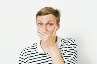 Stüdyoda poz veren adam