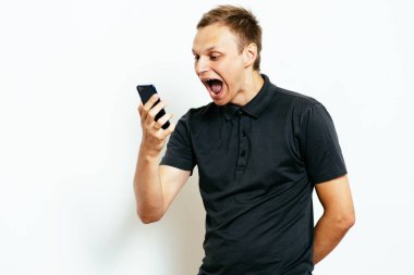 Akıllı telefonu olan bir adam.