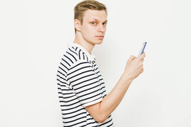 Akıllı telefonu olan bir adam.