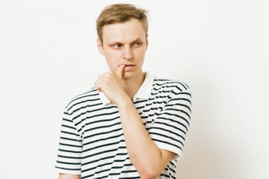 Adam tırnaklarını yiyor.