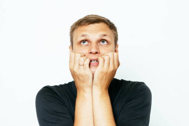 Adam tırnaklarını yiyor.