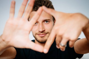 Parlak arkaplanda duran adam