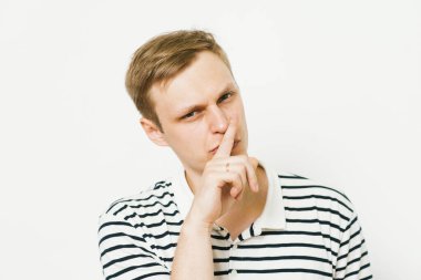 Adam parmağını onun dudaklarına koydu.