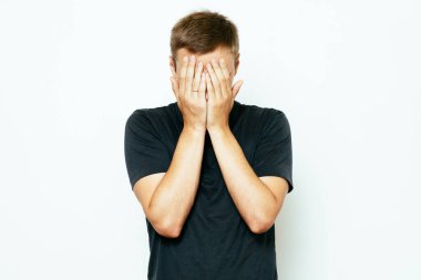 Erkekler gözlerini onun elleriyle kapatır.