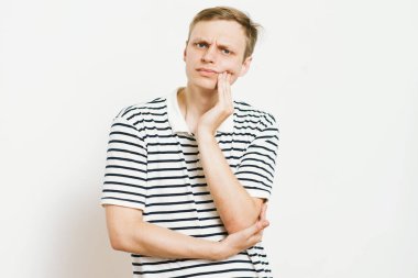 Stüdyoda poz veren adam