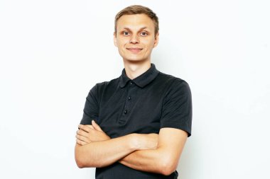 Kollarını kavuşturmuş bir adamın portresi.