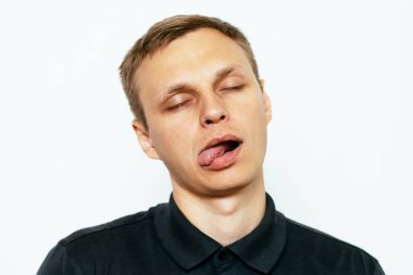 Stüdyoda poz veren adam