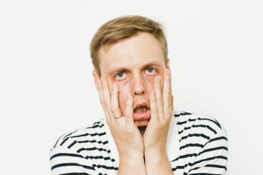 Stüdyoda poz veren adam