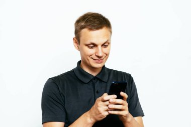 Akıllı telefonu olan bir adam.