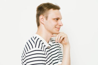 Stüdyoda poz veren adam