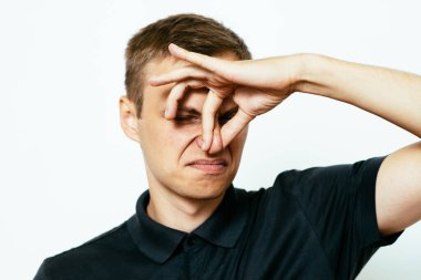 Leş gibi kokuyor. Adamın burnunu kapatır.