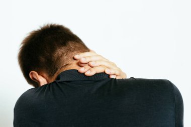 Boyun ağrısı. Arkadaki adam