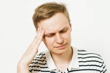 Fotoğraf stüdyosundaki adamlarda baş ağrısı