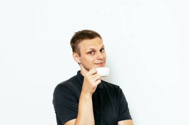 Fotoğraf stüdyosunda fincanlı adam.
