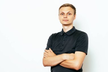 Kollarını kavuşturmuş bir adamın portresi.