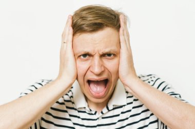 Fotoğraf stüdyosundaki umutsuz adam.