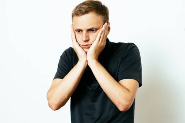 Adam fotoğraf stüdyosunda düşünüyor.