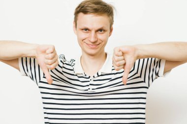 Adam baş parmak hareketi gösteriyor.