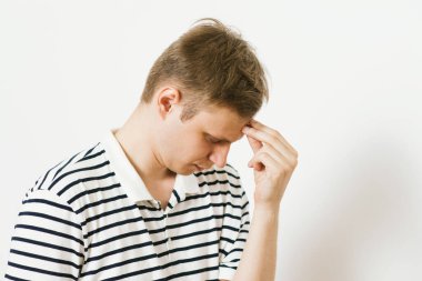 Adam fotoğraf stüdyosunda düşünüyor.