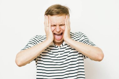 Fotoğraf stüdyosundaki umutsuz adam.