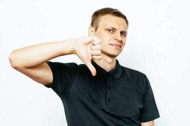 Adam baş parmak hareketi gösteriyor.