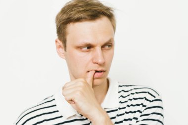 Adam tırnaklarını yiyor.