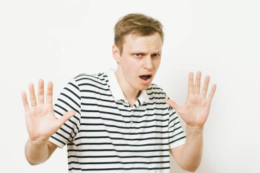 Adam korkudan korkuyor.