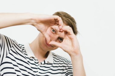 Adam kalp çerçevesi yapıyor.