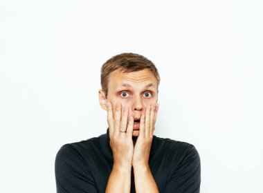 Fotoğraf stüdyosundaki bitkin üzgün adam.