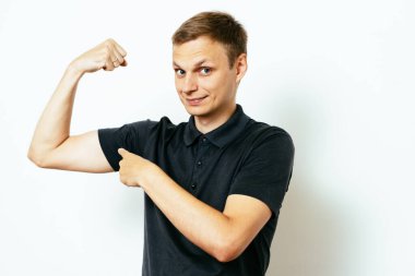 Adam ona kaslarını gösteriyor.