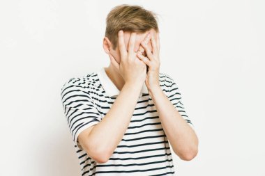 Erkekler gözlerini onun elleriyle kapatır.