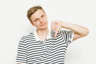 Adam baş parmak hareketi gösteriyor.