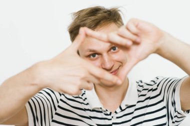 Adam fotoğraf stüdyosunda el çerçevesi yapıyor.