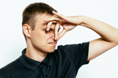 Leş gibi kokuyor. Adamın burnunu kapatır.