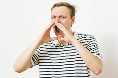 Birilerini ara. Fotoğraf stüdyosundaki adam.