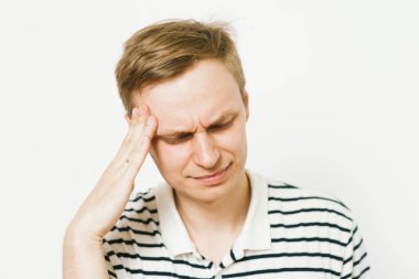 Fotoğraf stüdyosundaki adamlarda baş ağrısı