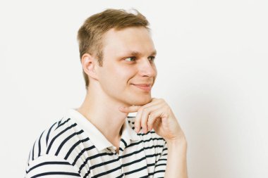 Adam fotoğraf stüdyosunda düşünüyor.