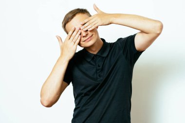 Erkekler gözlerini onun elleriyle kapatır.