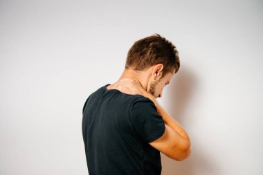 Parlak arkaplanda duran adam