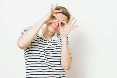 Adam elleriyle dürbün yapıyor.