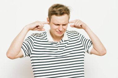 Fotoğraf stüdyosunda kulaklarını kapat.