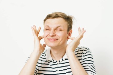 Fotoğraf stüdyosunda kulaklarını kapat.