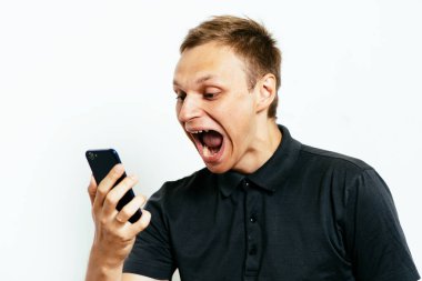 Akıllı telefonu olan bir adam.