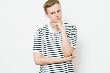 Adam fotoğraf stüdyosunda düşünüyor.