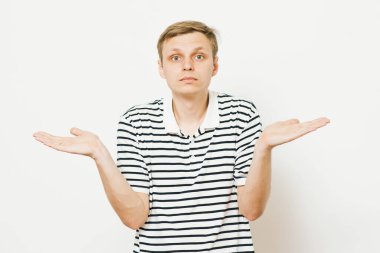 Adam ellerini havaya kaldırıyor.