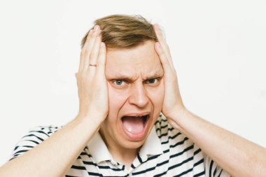 Fotoğraf stüdyosundaki umutsuz adam.