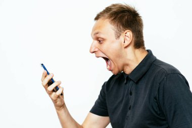 Akıllı telefonu olan bir adam.
