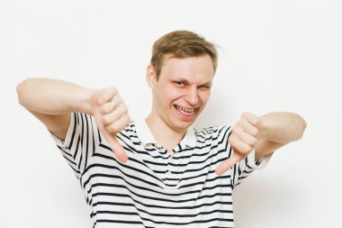 Adam baş parmak hareketi gösteriyor.