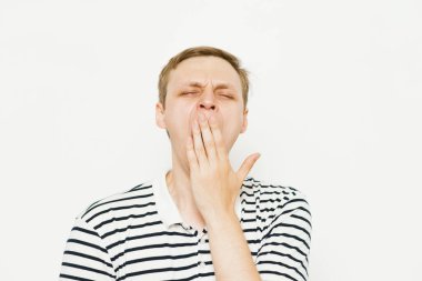 Esniyor. Fotoğraf stüdyosundaki adam.