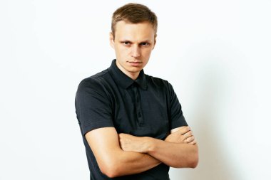 Kollarını kavuşturmuş bir adamın portresi.